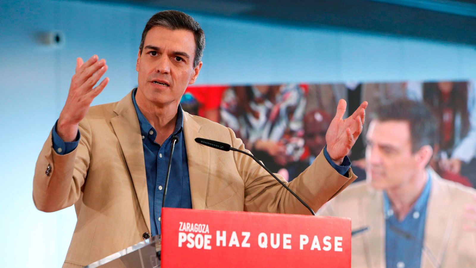 El secretario general del PSOE, Pedro Sánchez, durante el acto de precampaña que ha celebrado el partido este domingo en el Palacio de Congresos de Zaragoza.