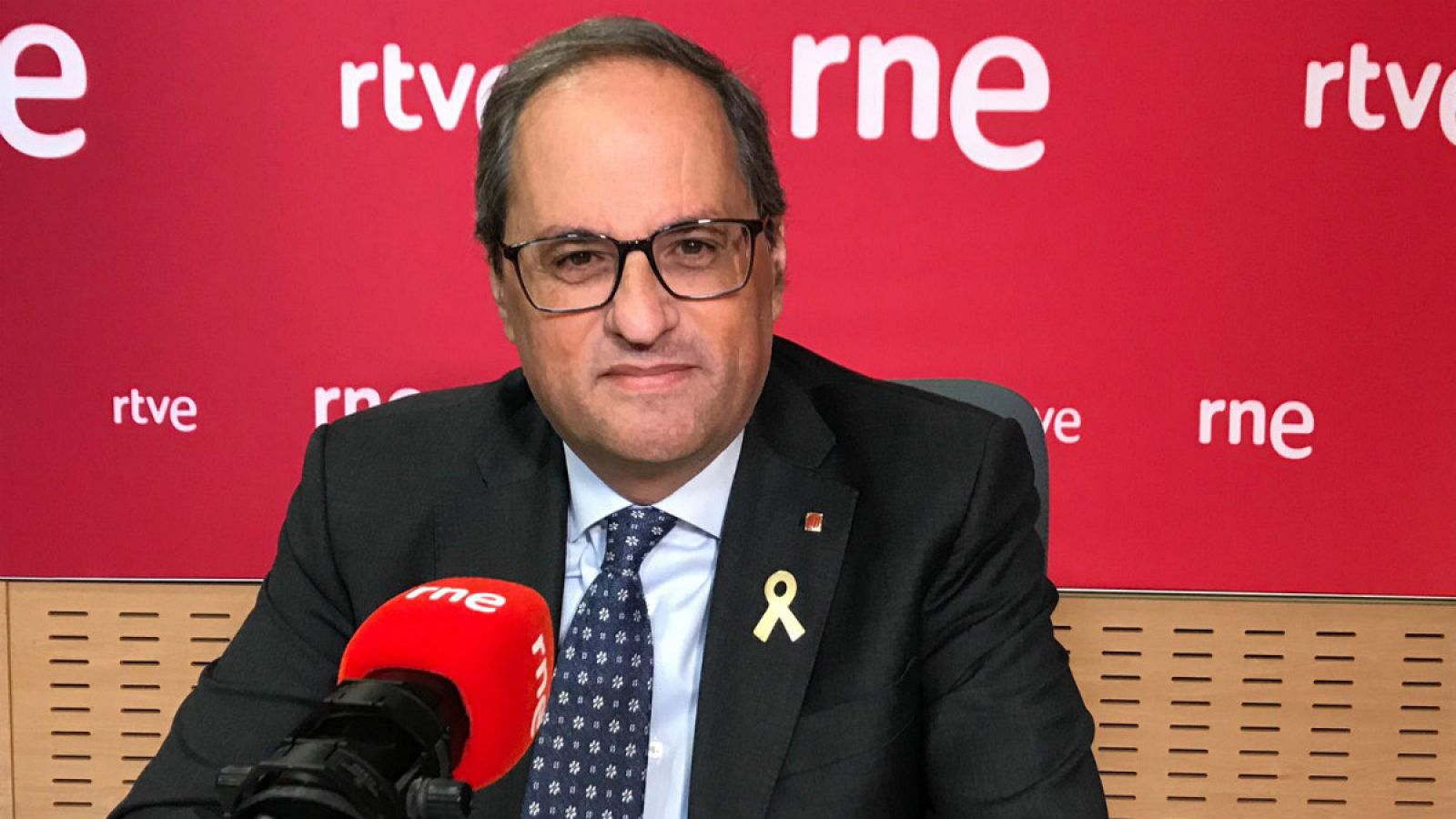 El President de la Generalitat, Quim Torra, en los estudios de Ràdio 4 en Barcelona antes de la entrevista