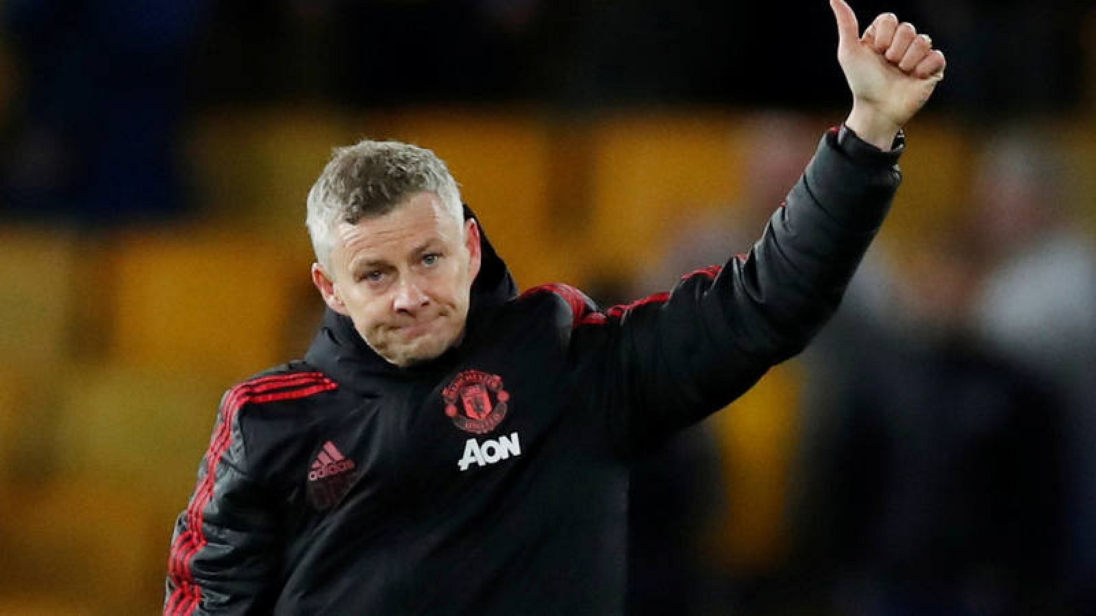 El técnico del Manchester United, Ole Gunnar Solskjaer, saluda tras un partido.