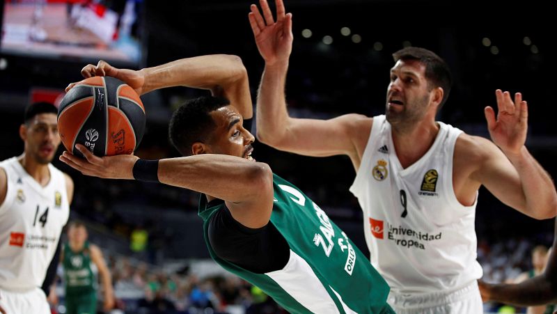 El jugador del Zalgiris Kaunas Brandon Davis (i) lucha con Felipe Reyes, del Real Madrid.