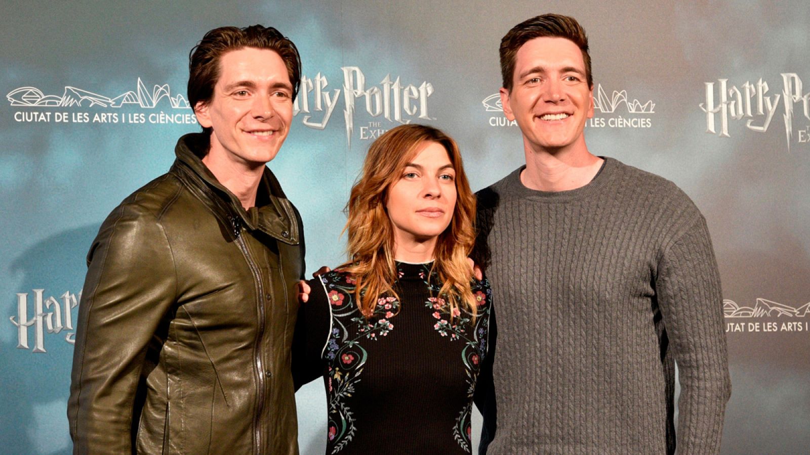 Natalia Tena flanqueada por los hermanos James y Oliver Phelps en Madrid