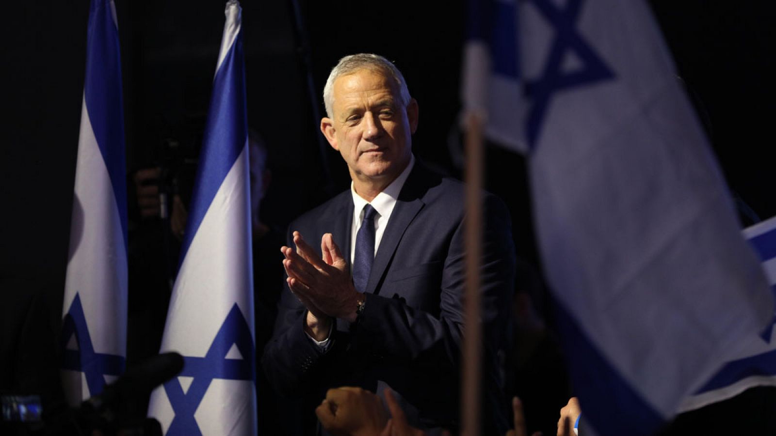 Benny Gantz pronuncia un discurso durante un mitin con partidarios en Tel Aviv, Israel.