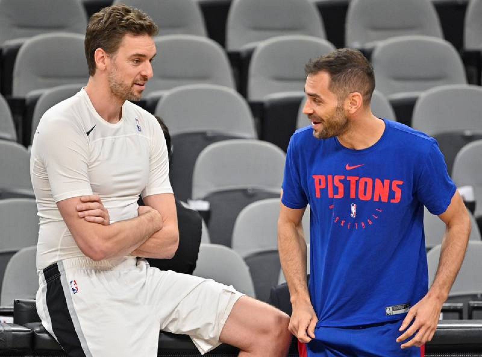 Pau Gasol y Calderón hablan antes de un partido de la NBA (en febrero en San Antonio)