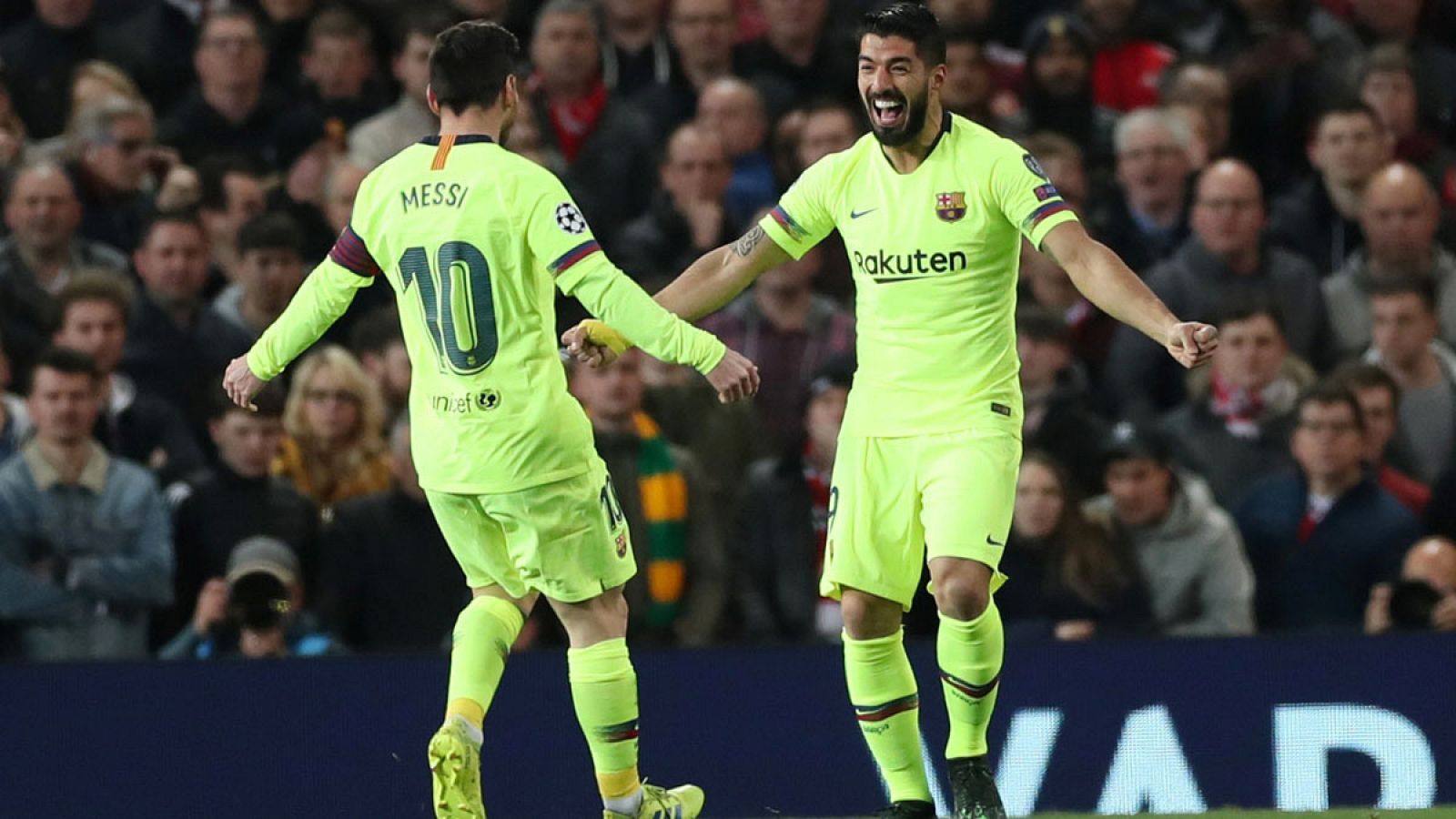 Messi y Suárez celebran el gol ante el Manchester United