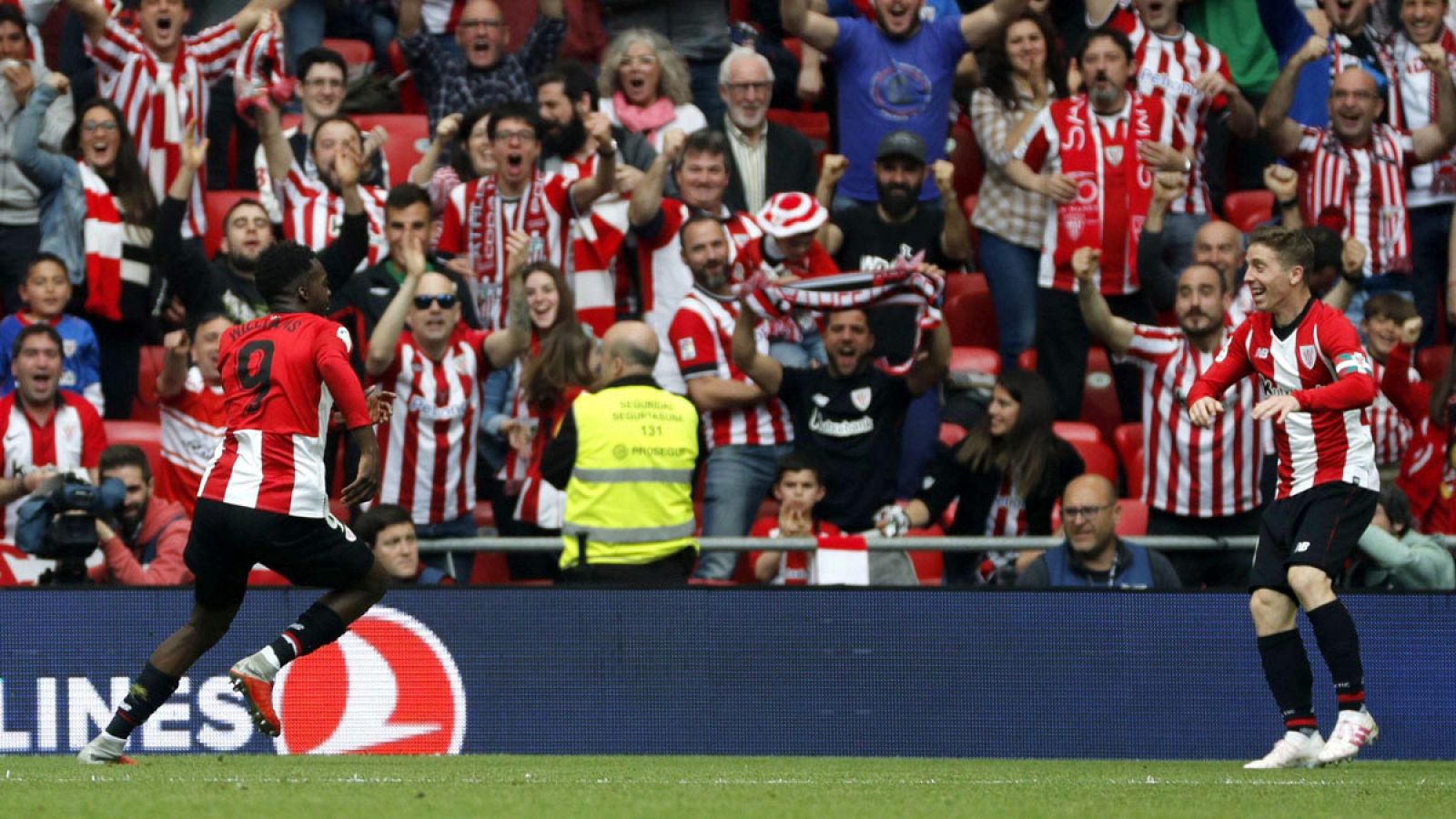 Iñaki Williams (i) celebra el segundo gol