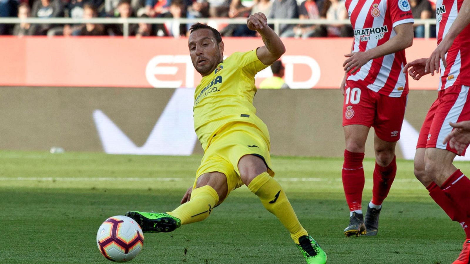 Cazorla se estira para llegar a un balón