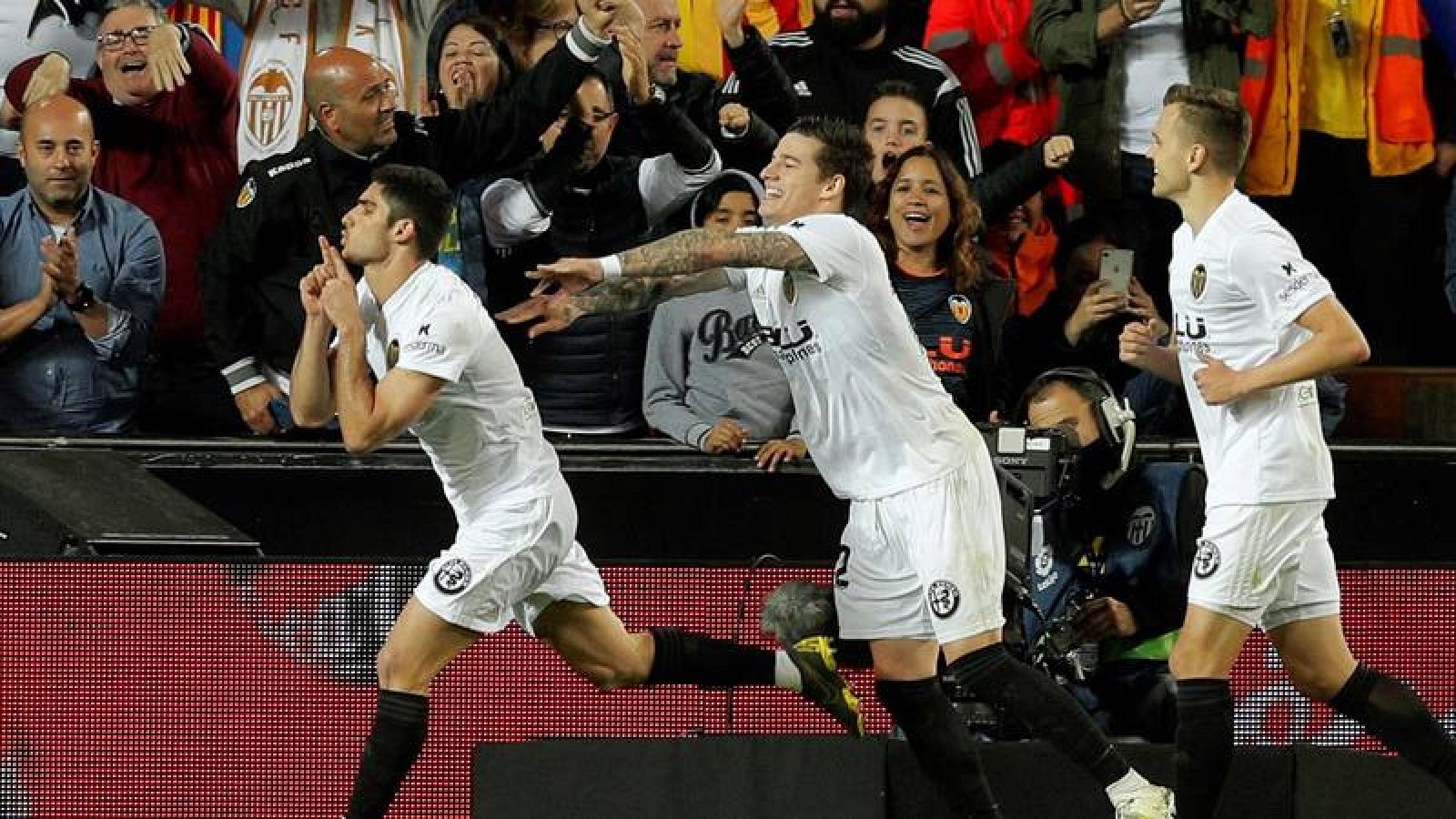 El Valencia gana el derbi y se acerca a la Champions