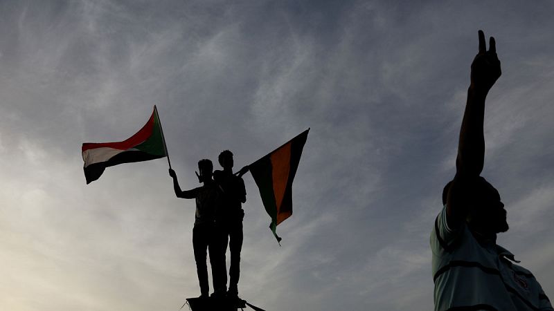 Tres manifestantes frente al ministerio de Defensa en Jartum