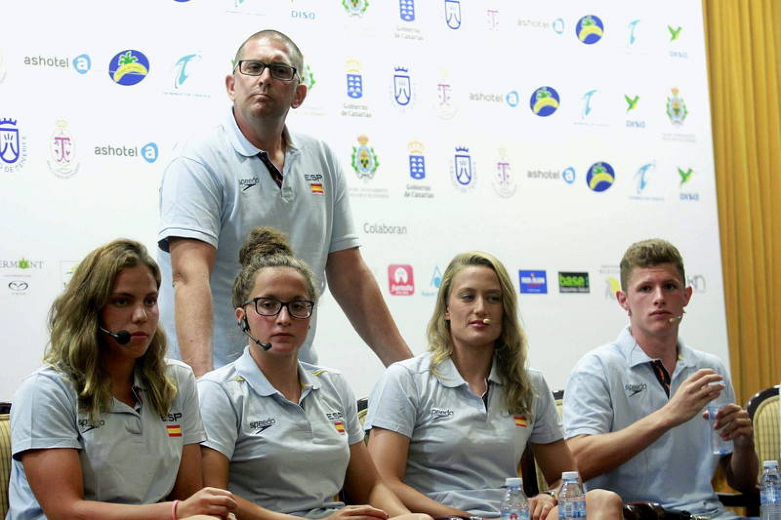 Fred Vergnoux da una charla junto a nadadores españoles 