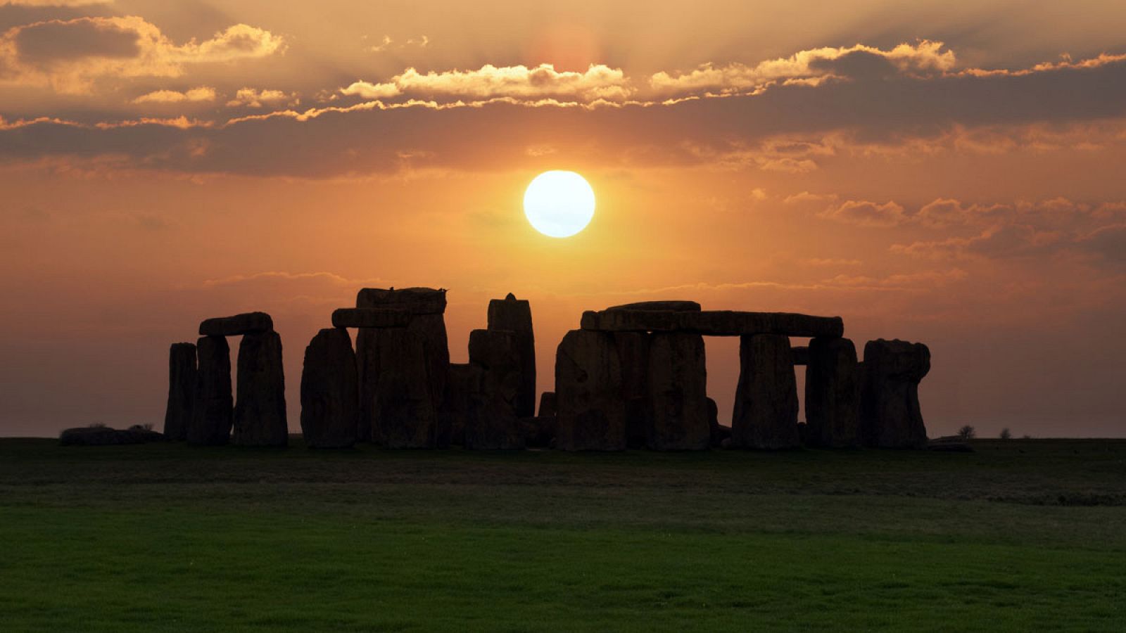 Stonehenge, situado al sur de Inglaterra, es un monumento megalítico de piedra.