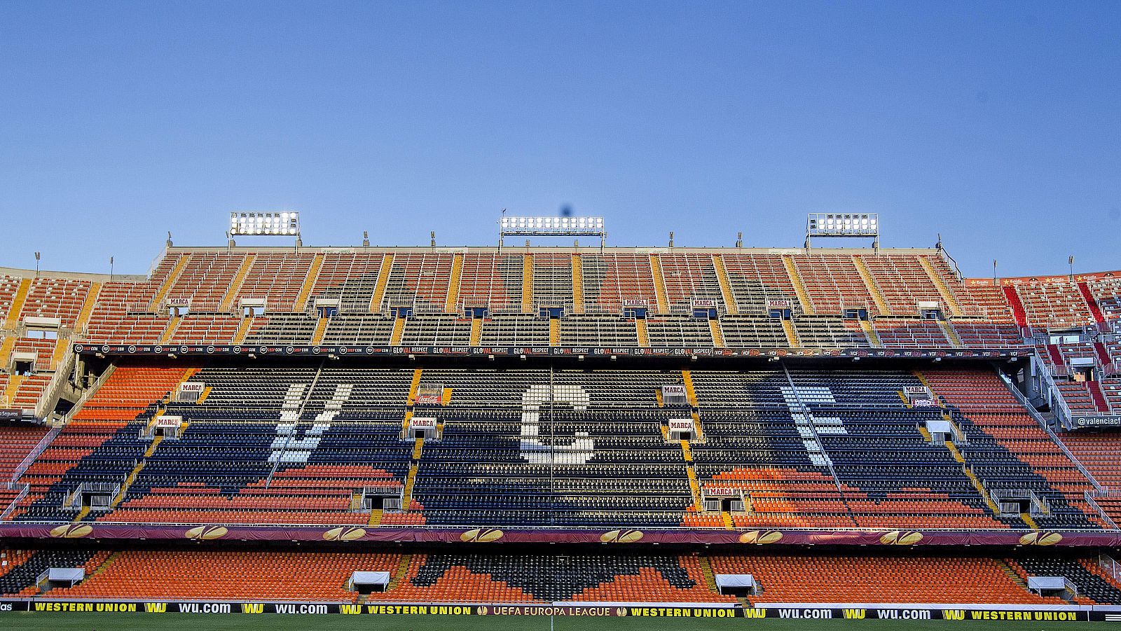 Imagen de la grada principal del estadio de Mestalla.