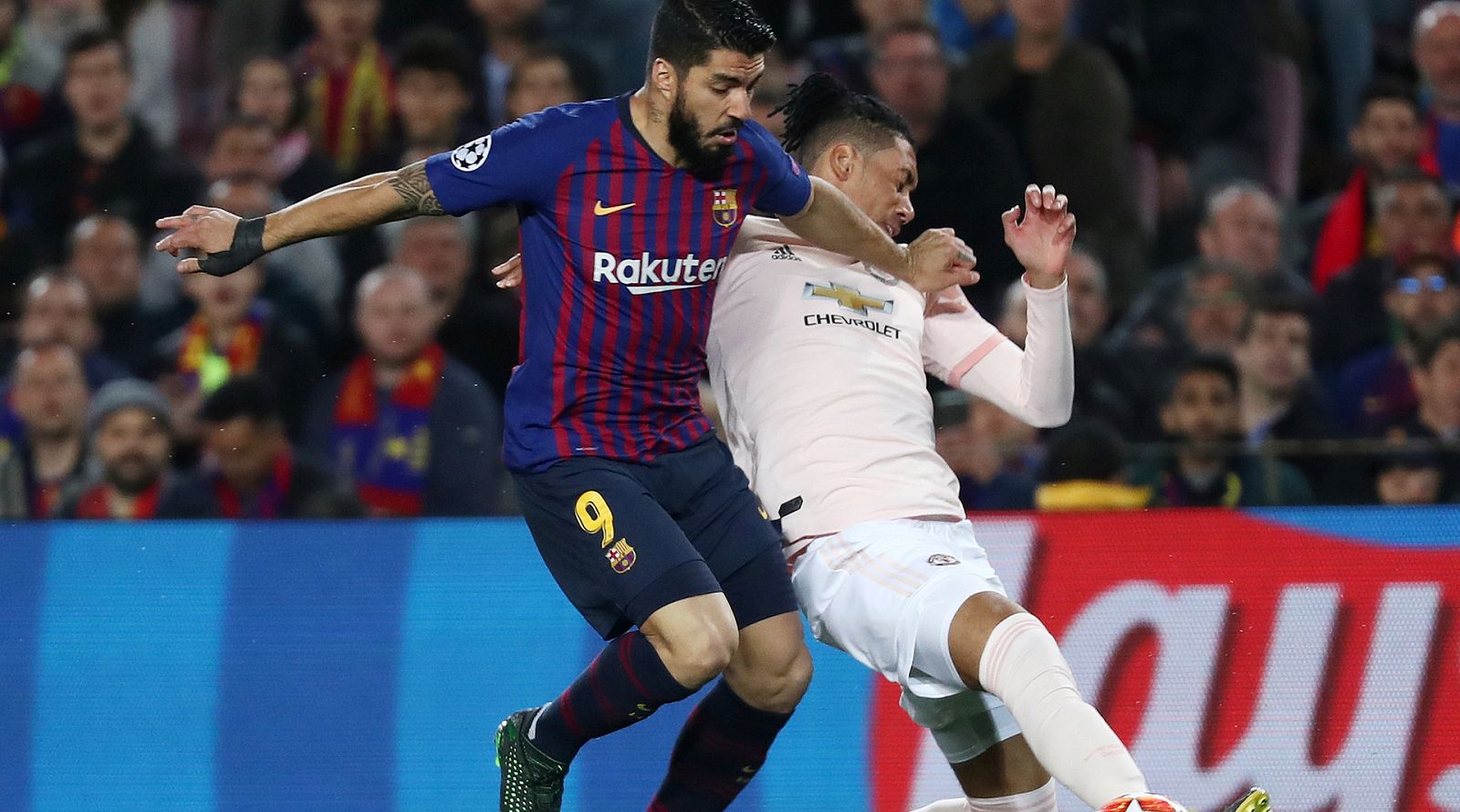 Luis Suárez, ante la defensa de Smalling.