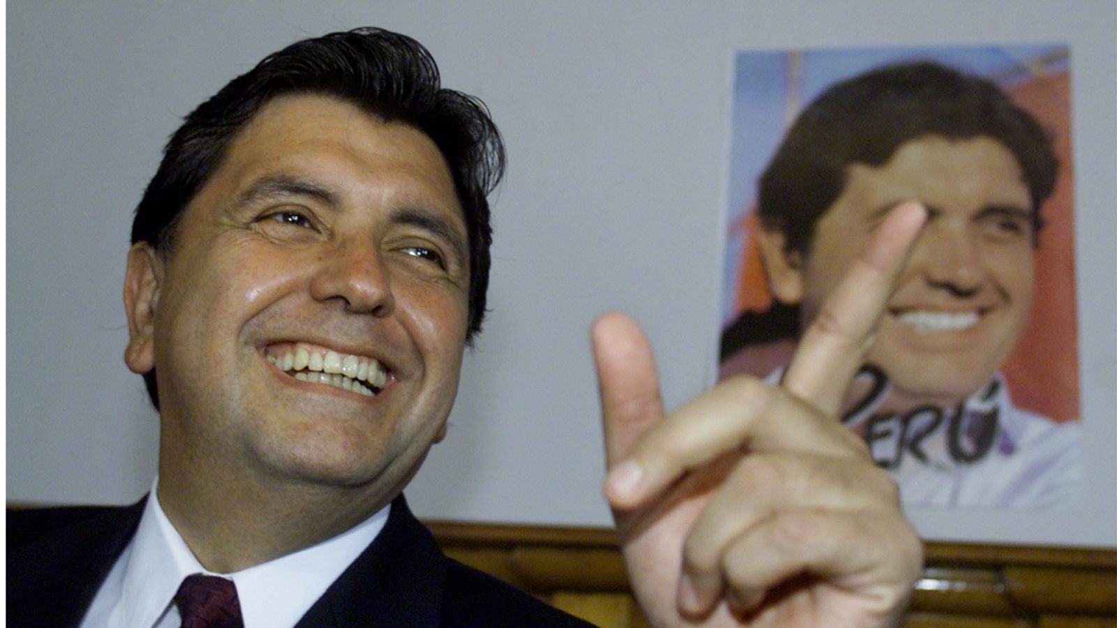 Imagen de archivo de 2001 en la que aparece el expresidente peruano Alan García