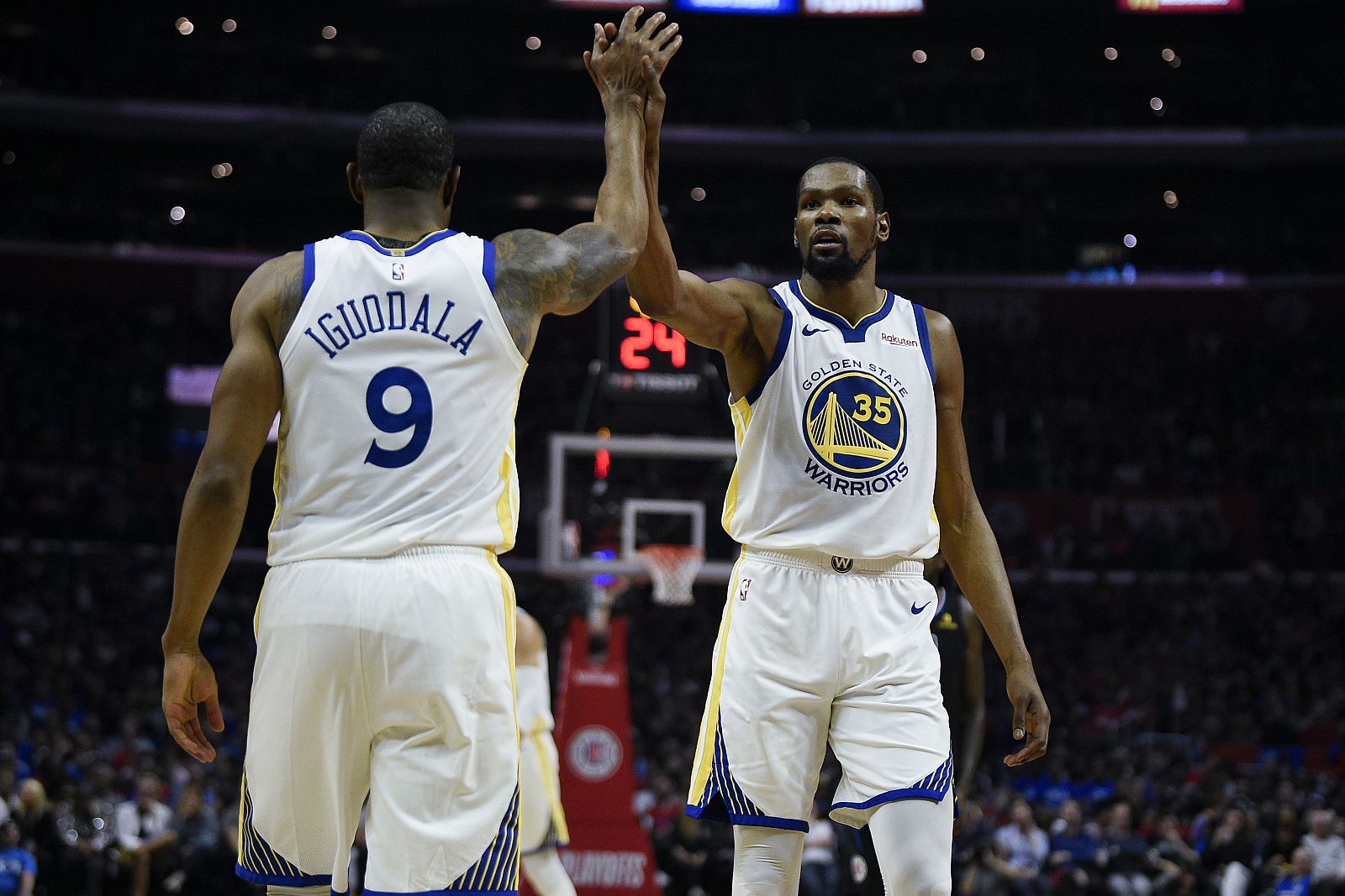 Kevin Durant celebra con Andre Iguodala una canasta durante el tercer partido frente a los Clippers.