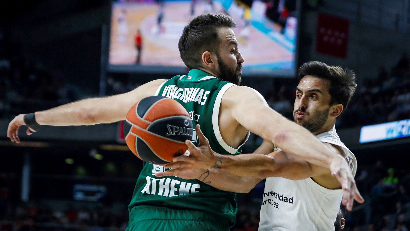 El base argentino del Real Madrid Facundo Campazzo (d) intenta superar al pivot del Panathinaikos Ian Vougioukas.