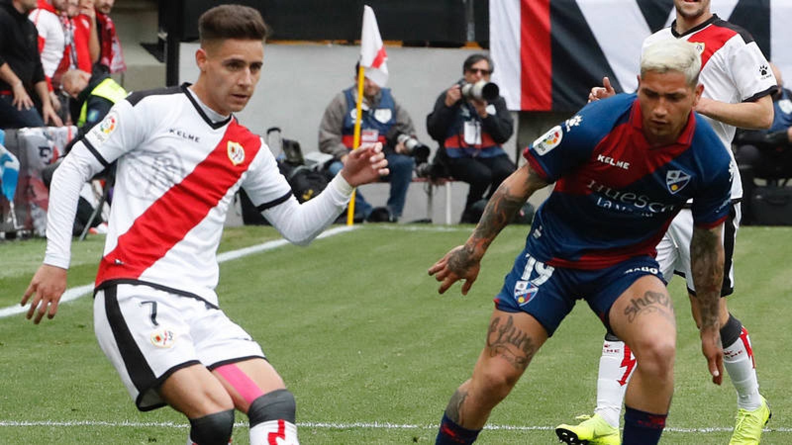 Álex Moreno, del Rayo, ante Ezequiel Ávila, del Huesca.