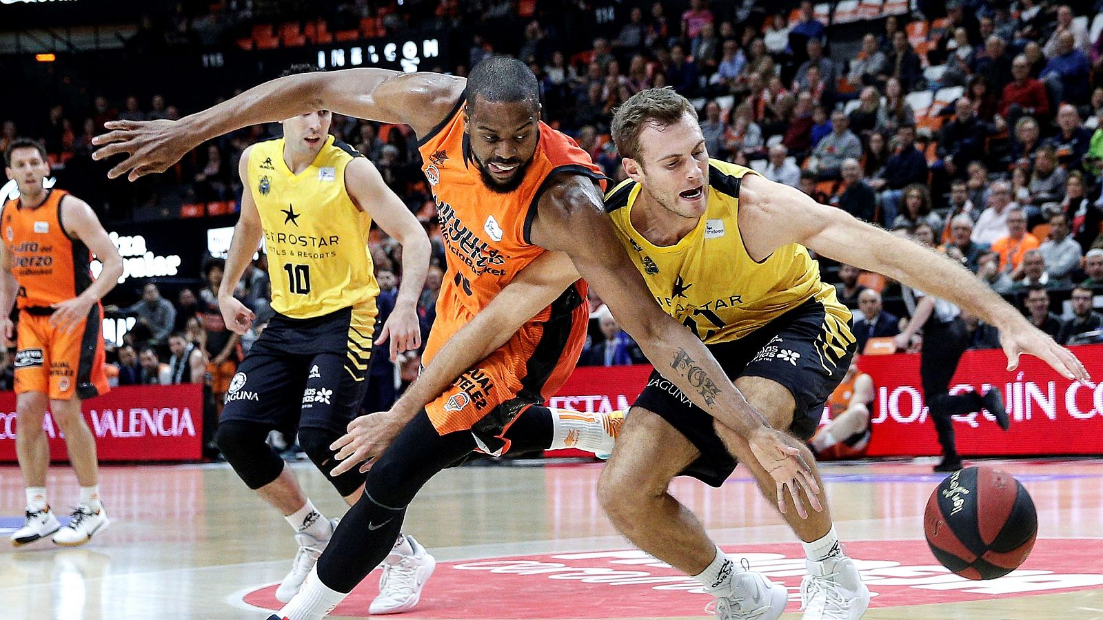 El ala pivot estadounidense del Valencia Basket, Will Thomas (i), disputa un balón a su compatriota del Iberostar Tenerife, el ala pivot Tim Abromaitis (d).