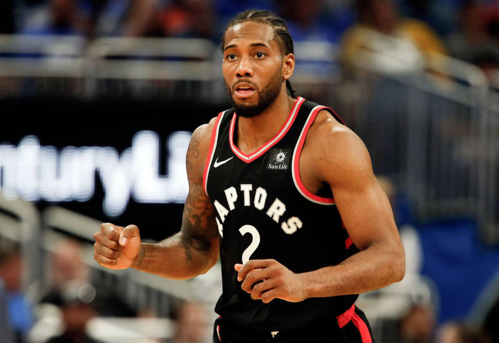 Kawhi Leonard aprieta el puño en la cancha de los Orlando Magic