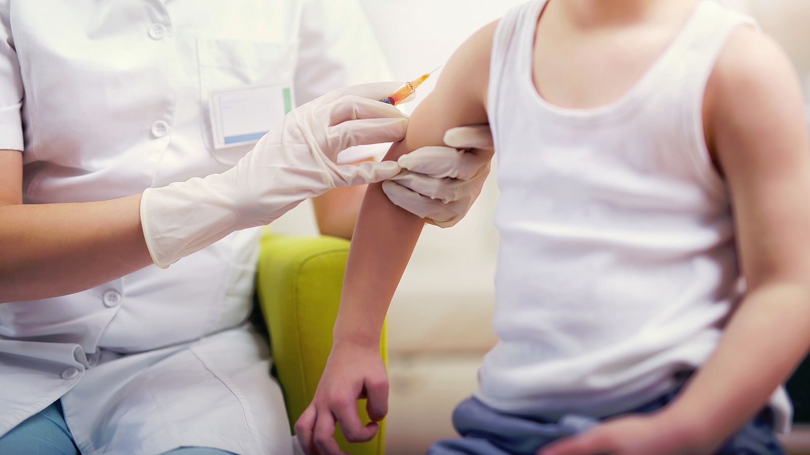 La meningitis es una enfermedad grave que afecta especialmente a niños y adolescentes, provocada por tres bacterias -meningococo, neumococo y hemófilus-.