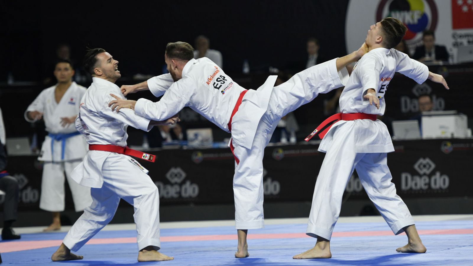 Tres karatekas en el tatami durante el Mundial de Kárate celebrado en Madrid