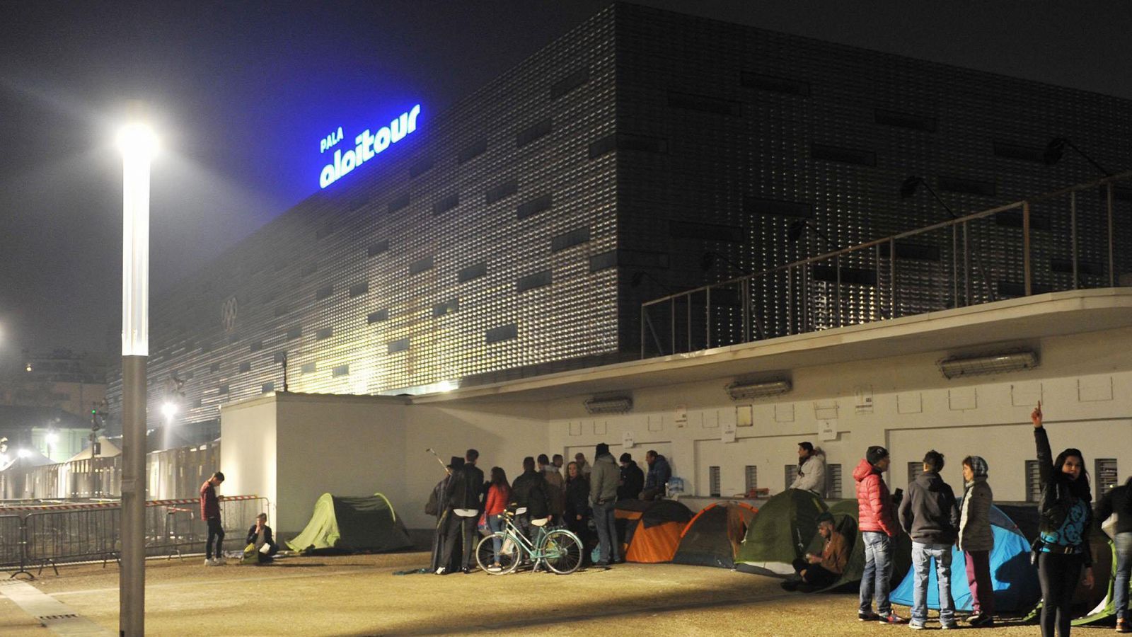 Imagen del exterior del pabellón Pala Alpitour en un concierto de Madonna en 2015