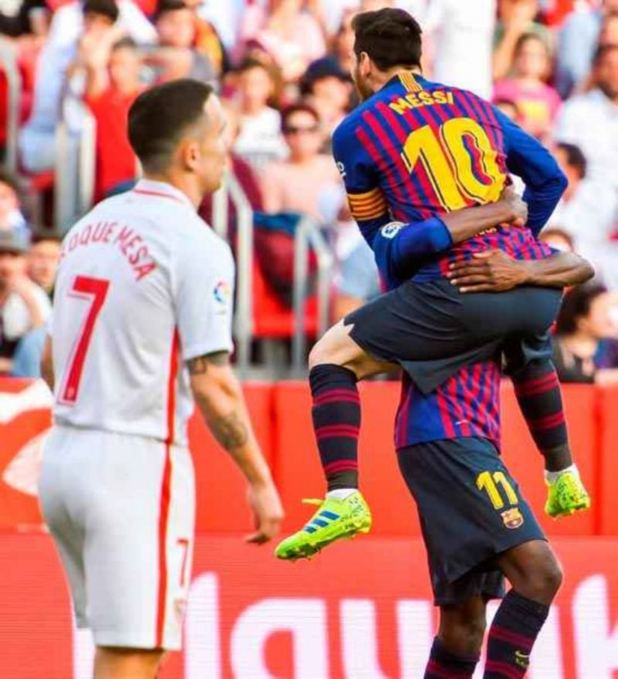 Messi celebra un gol ante el Sevilla, en la remontada del Pizjuán de la 25ª jornada.