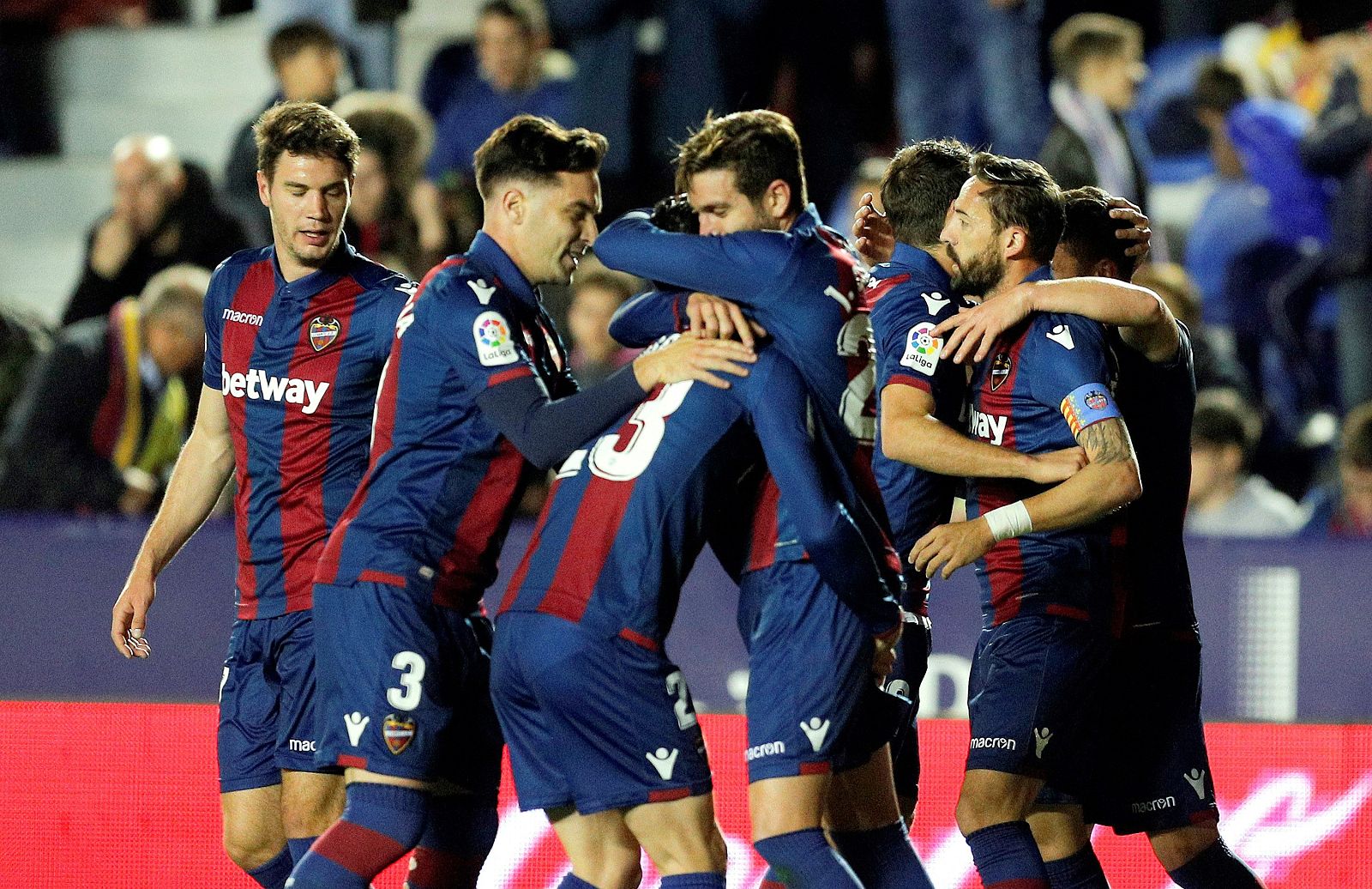 Los jugadores del Levante celebran el gol marcado por su compañero José Gómez Campaña.