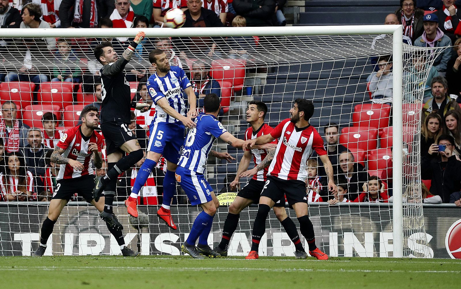 El portero del Athletic de Bilbao, Iago Herrerín (2i) disputa un balón ante el centrocampista del Alavés Tomás Pina (3i), durante el partido correspondiente Liga disputado este sábado en  San Mamés