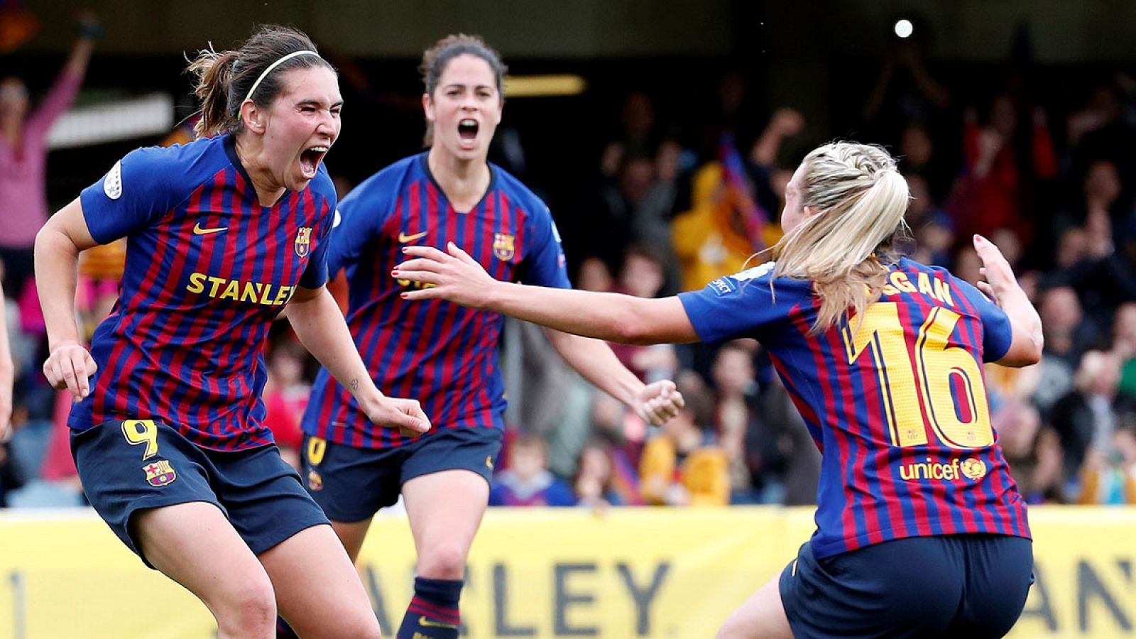 Mariona Caldentey, Toni Duggan (d) y Marta Torrejón (c), celebran el gol