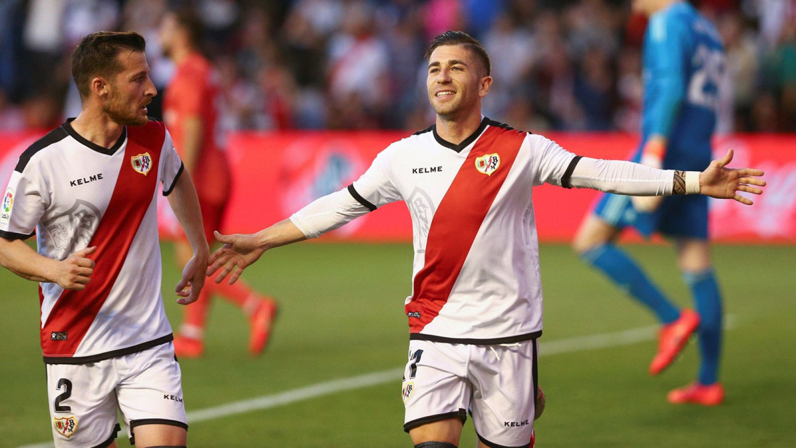 Adrián Embarba (d), celebra el primer gol