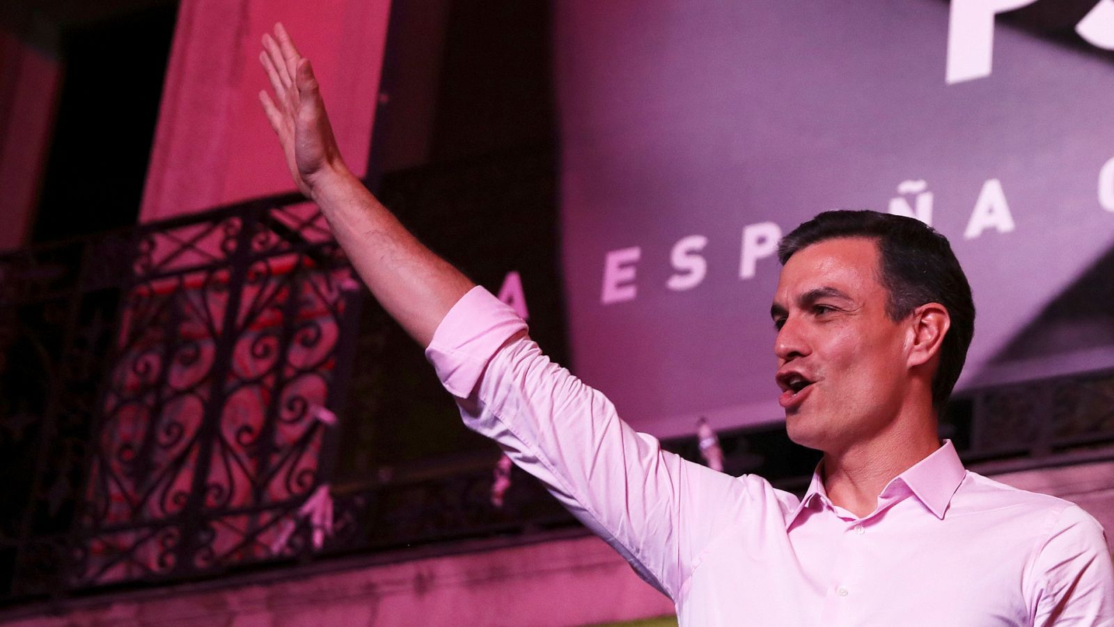 El candidato socialista, Pedro Sánchez, celebra en Ferraz la victoria en las elecciones generales