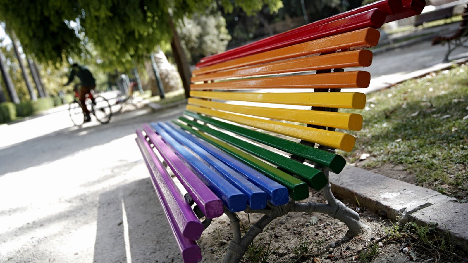 Un banco pintado con la bandera arco iris contra la LGTBI fobia