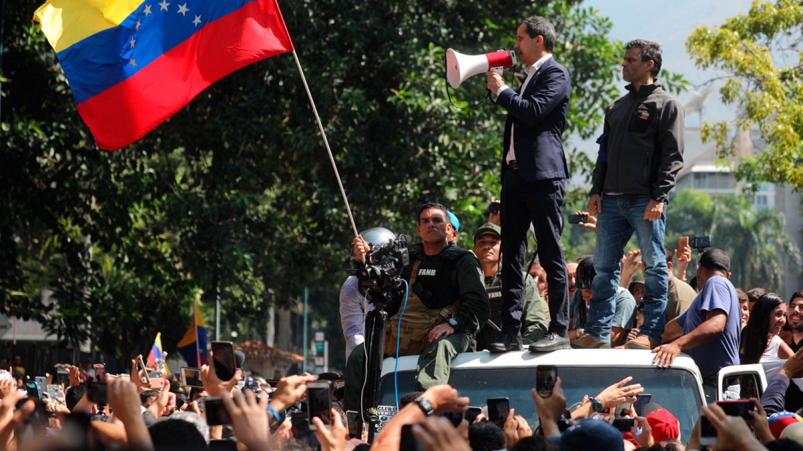 Leopoldo López reaparece tras su arrestro domiciliario