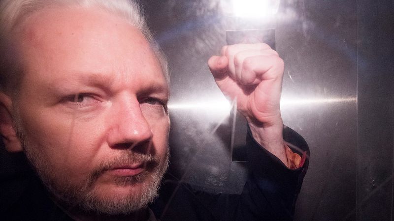 El fundador de Wikileaks, Julian Assange, saluda a los fotógrafos mientras abandona en un vehículo policial, este miércoles, el tribunal de Southwark de Londres (Reino Unido). Efe/Neil Hall