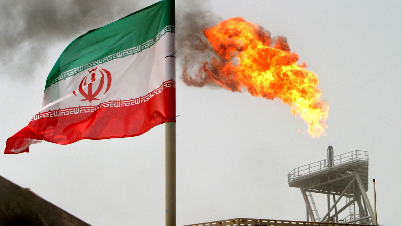 La bandera de Irán ondea en un campo petrolífero en el Golfo Pérsico