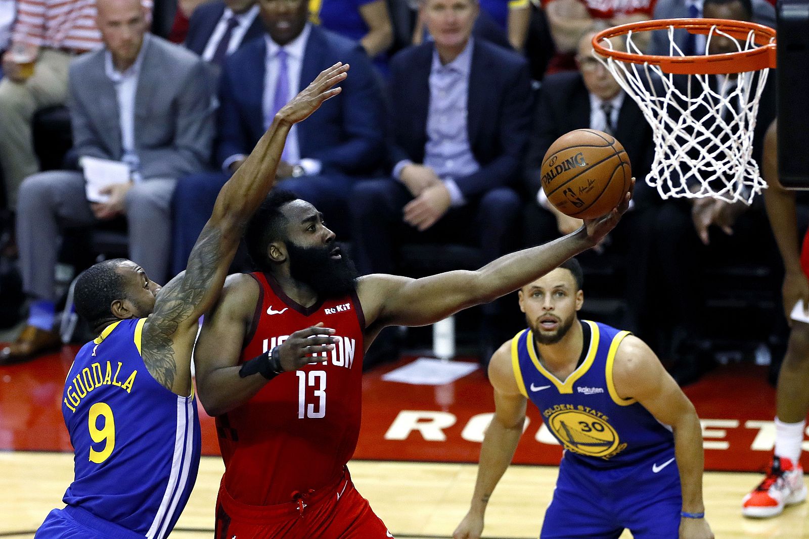 Harden hace una bandeja ante los Warriors