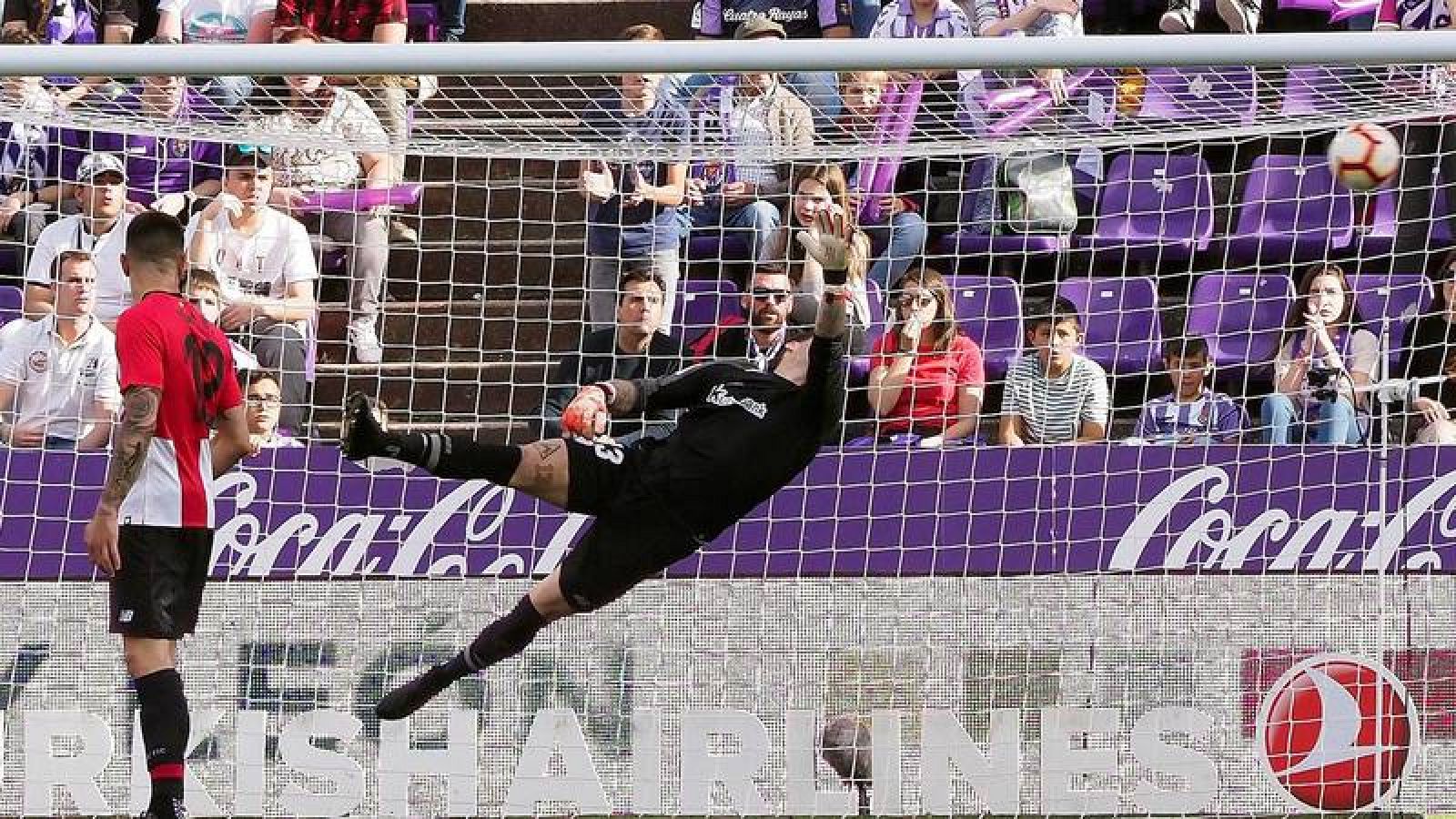 El delantero del Valladolid Waldo Rubio anota el gol de la victoria de su equipo ante el Athletic Club en el estadio José Zorrilla de Valladolid. EFE/ R. García