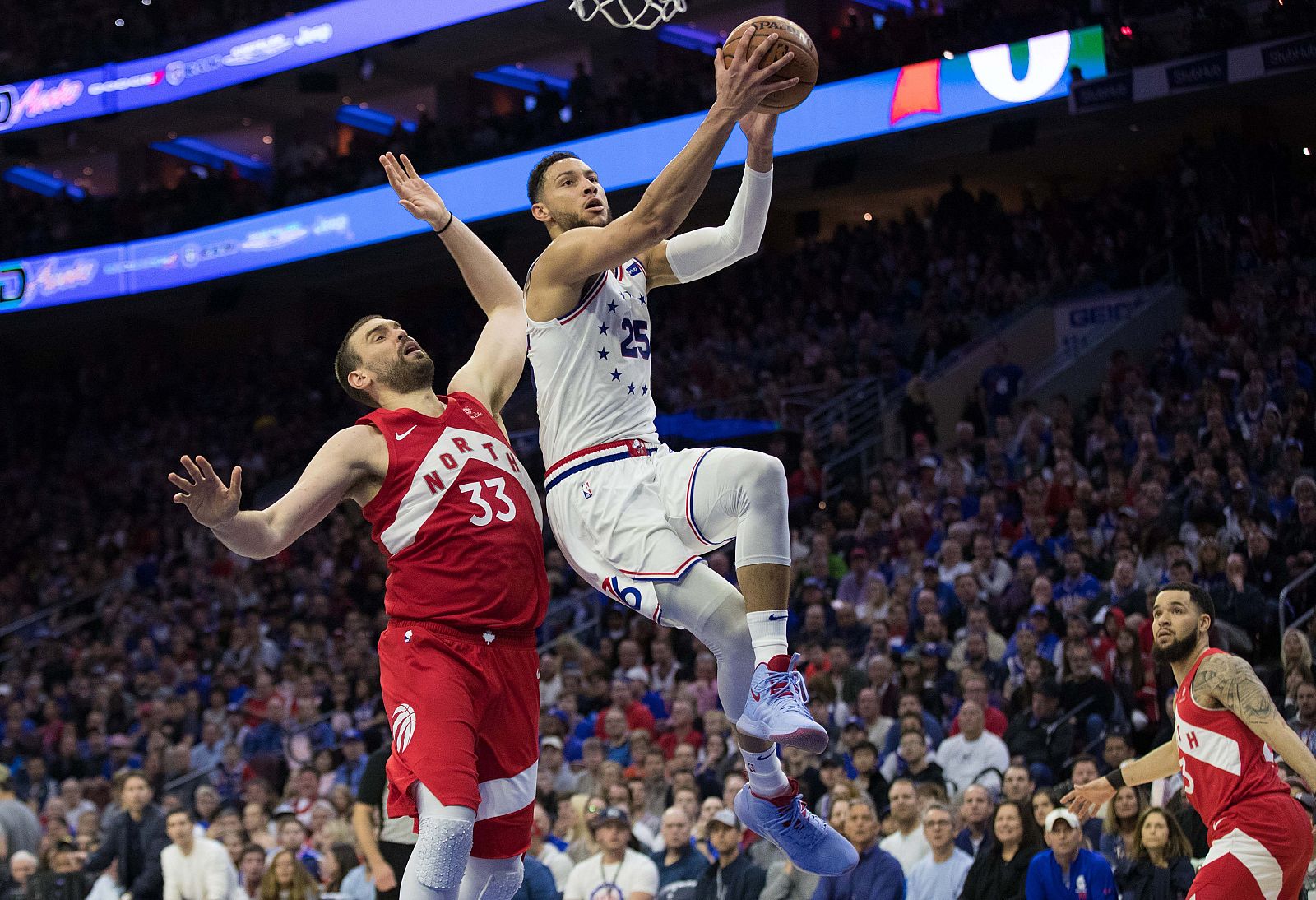 Ben Simmons entra a canasta ante la defensa de Marc Gasol (i)