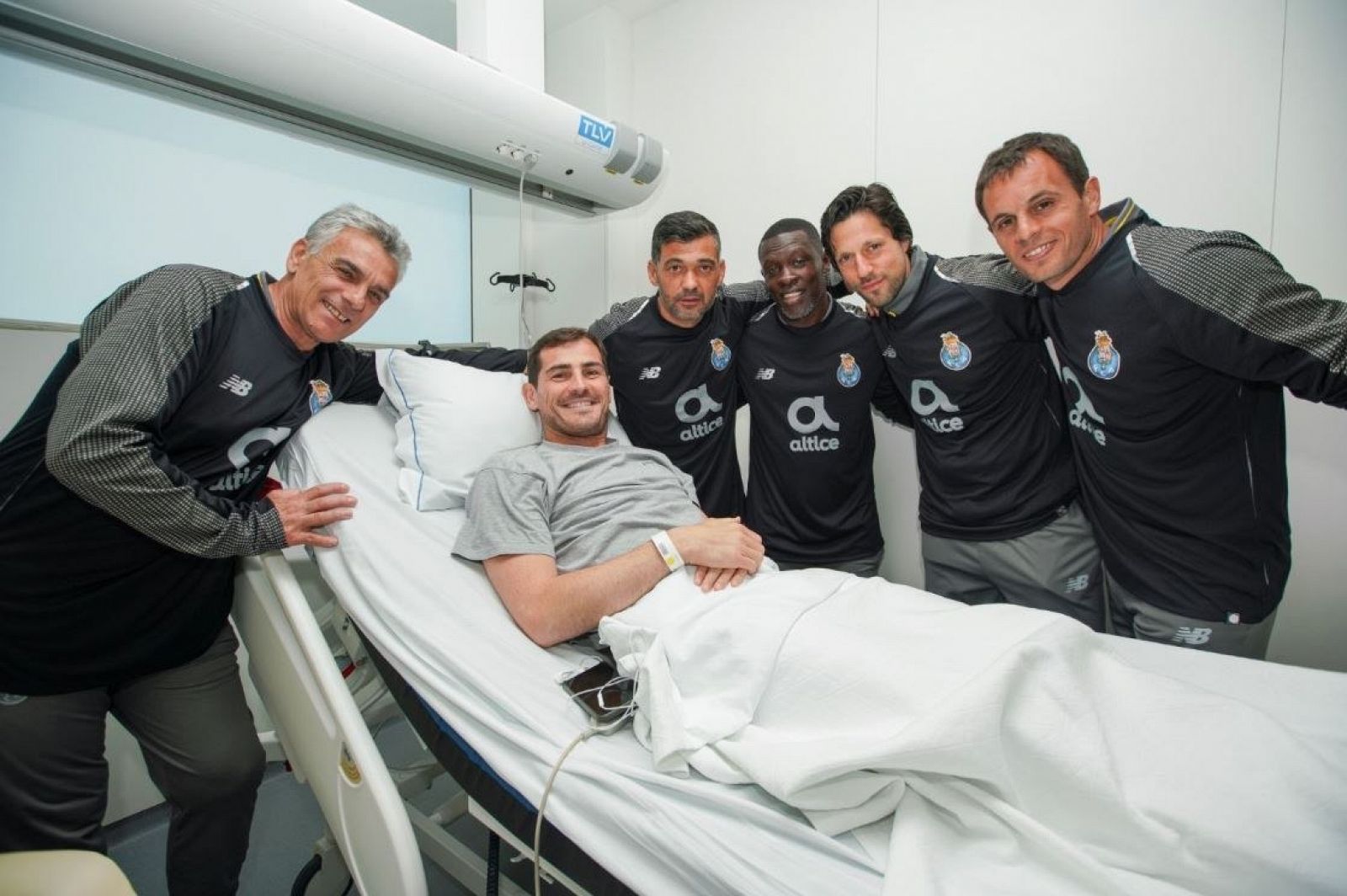 La plantilla del Oporto visita a Casillas en el hospital