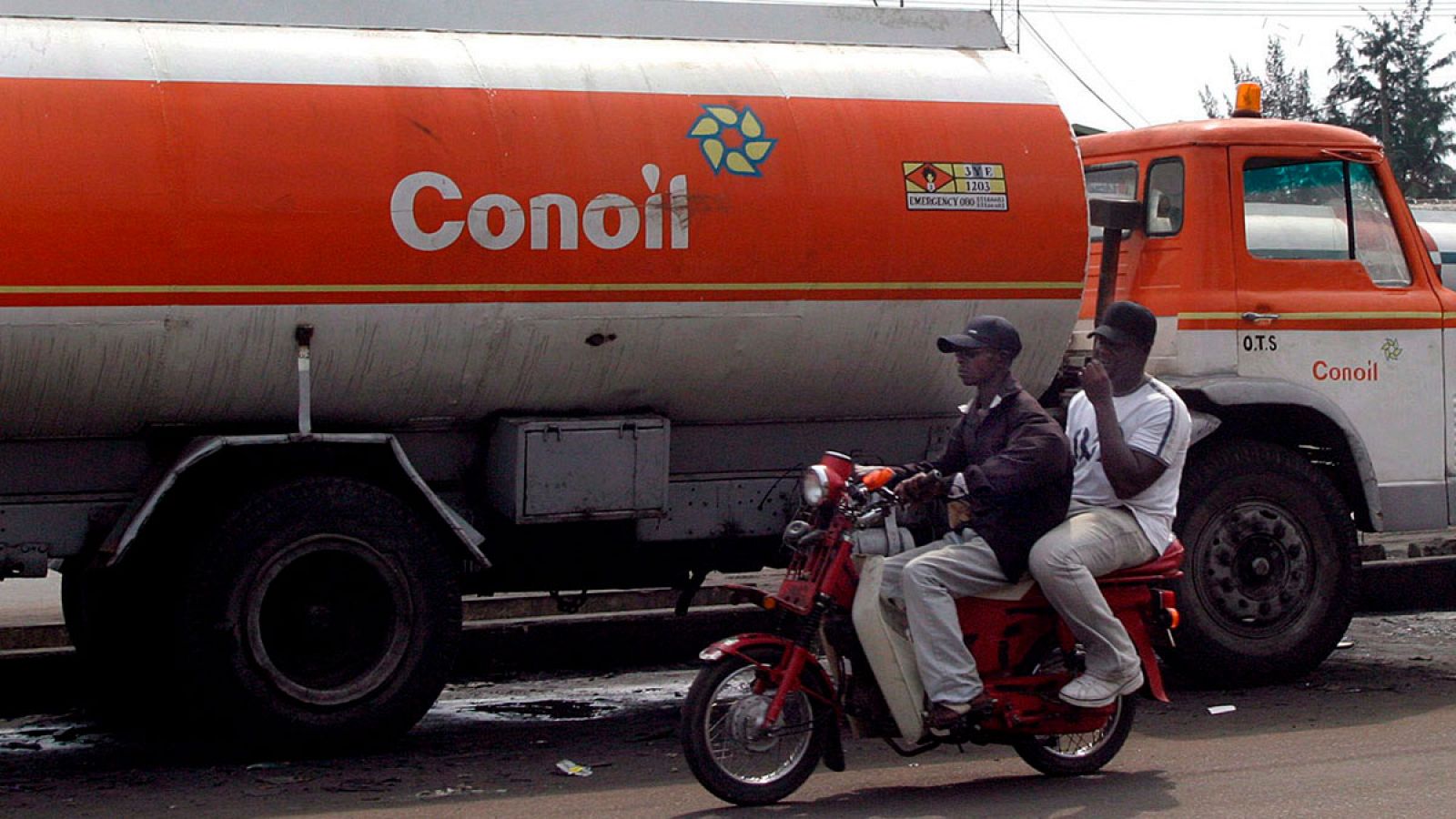 Un camión cisterna transporta gasolina en Nigeria.