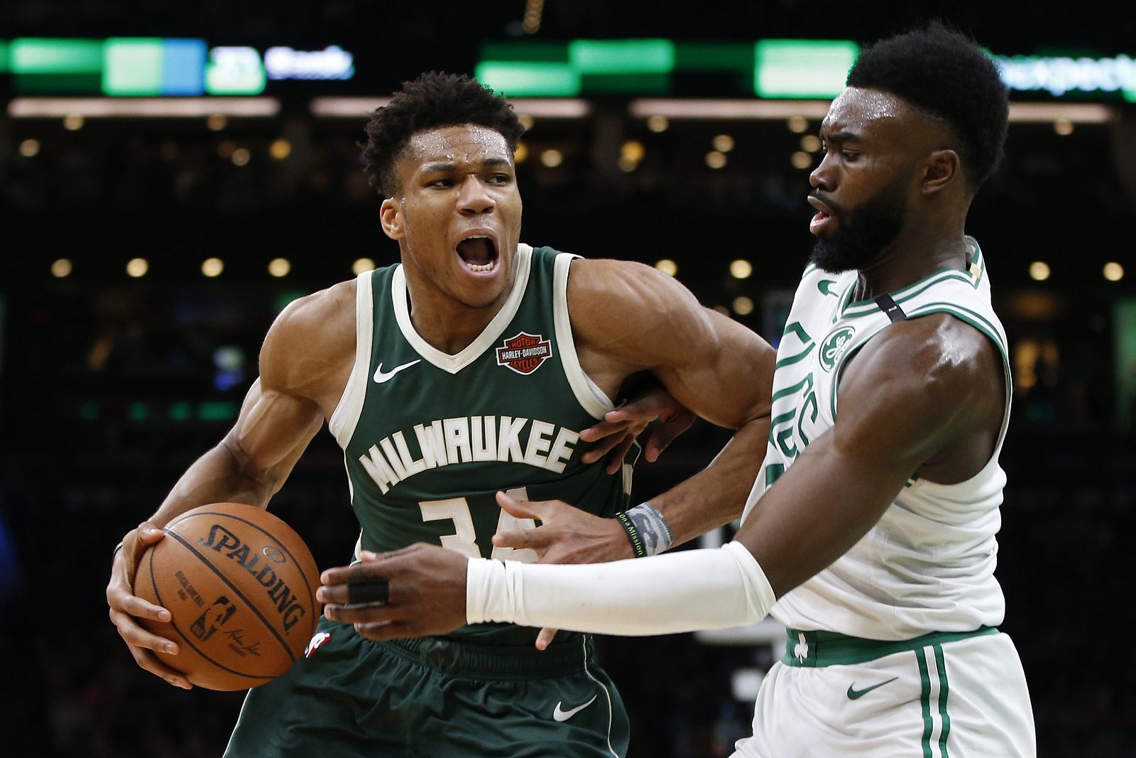 Giannis Antetokounmpo (i) dribla a Jaylen Brown