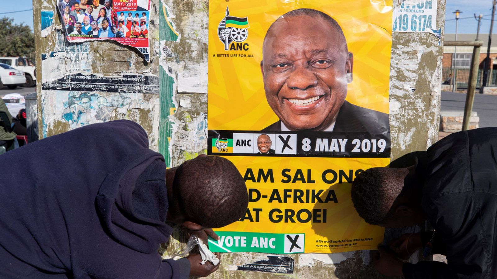 Un grupo de voluntarios colocan un cartel de Cyril Ramaphosa en Ciudad del Cabo