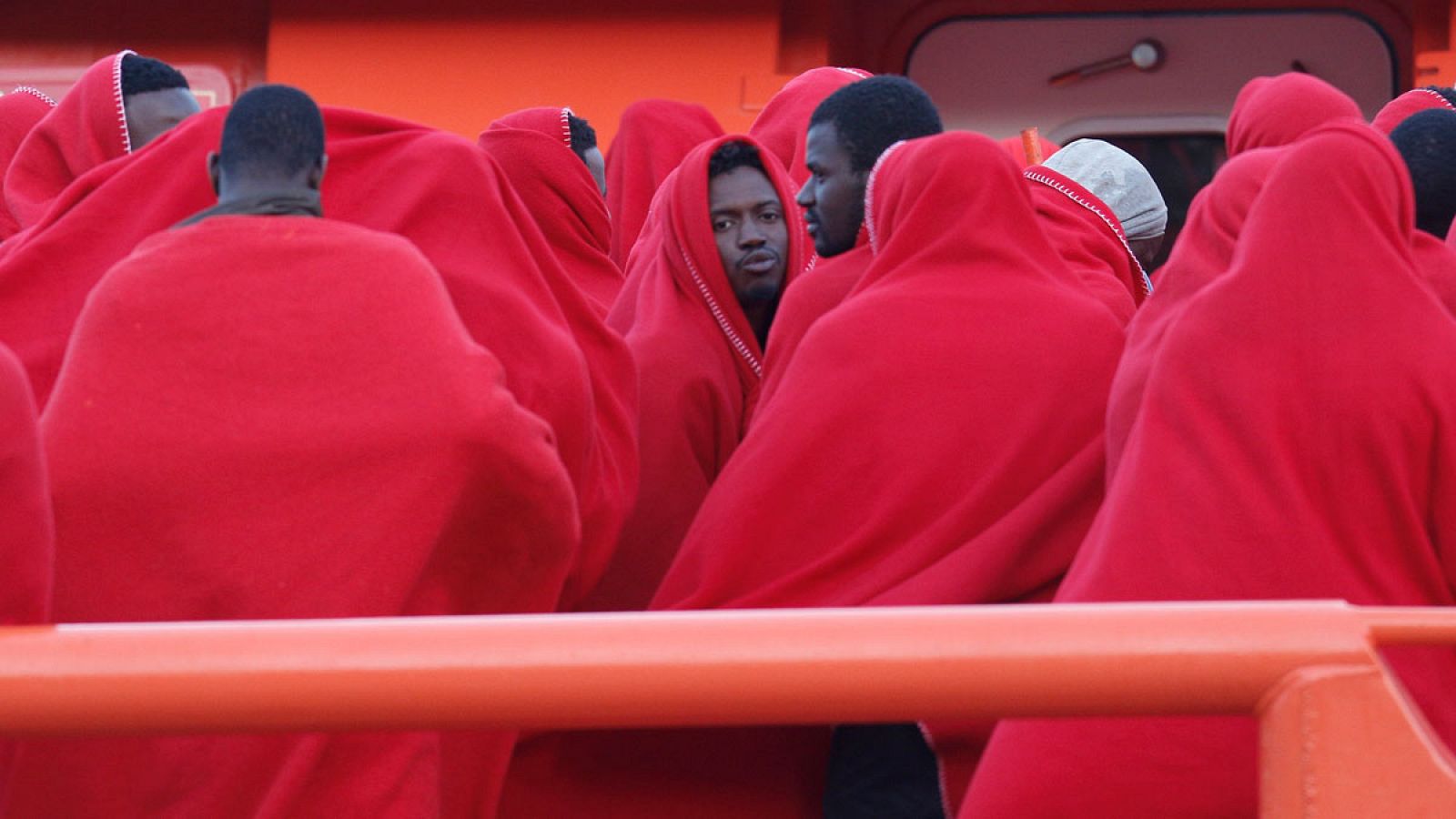 Un grupo de inmigrantes son rescatados cuando cruzaban aguas del mediterráneo en una imagen de archivo