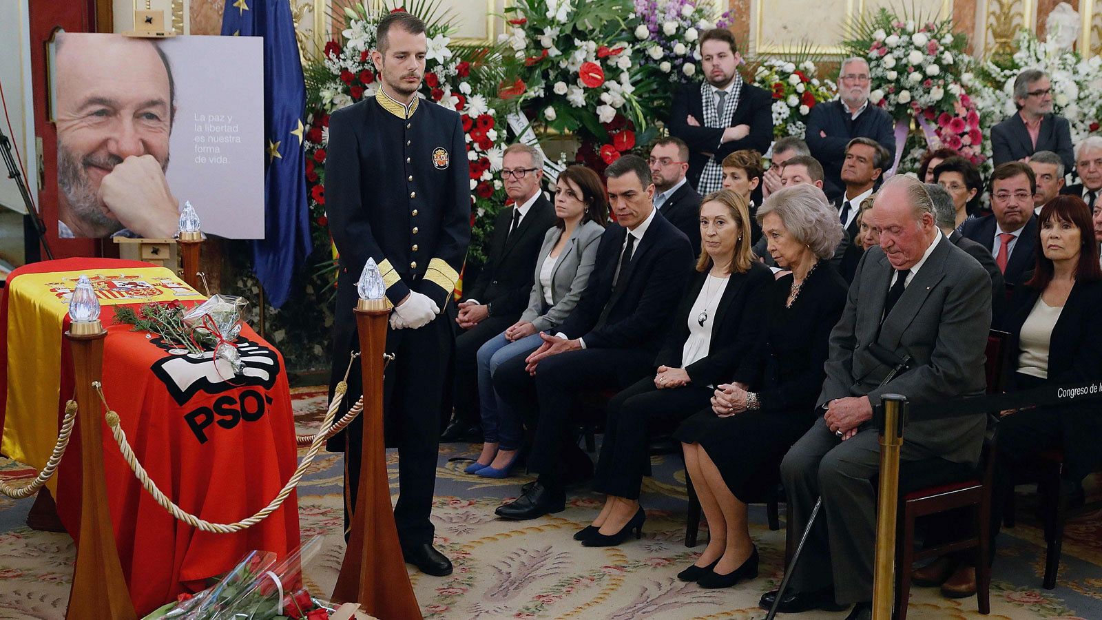 El presidente del Gobierno en funciones, Pedro Sánchez, junto a los reyes eméritos y otras autoridades en el velatorio de Alfredo Pérez Rubalcaba.