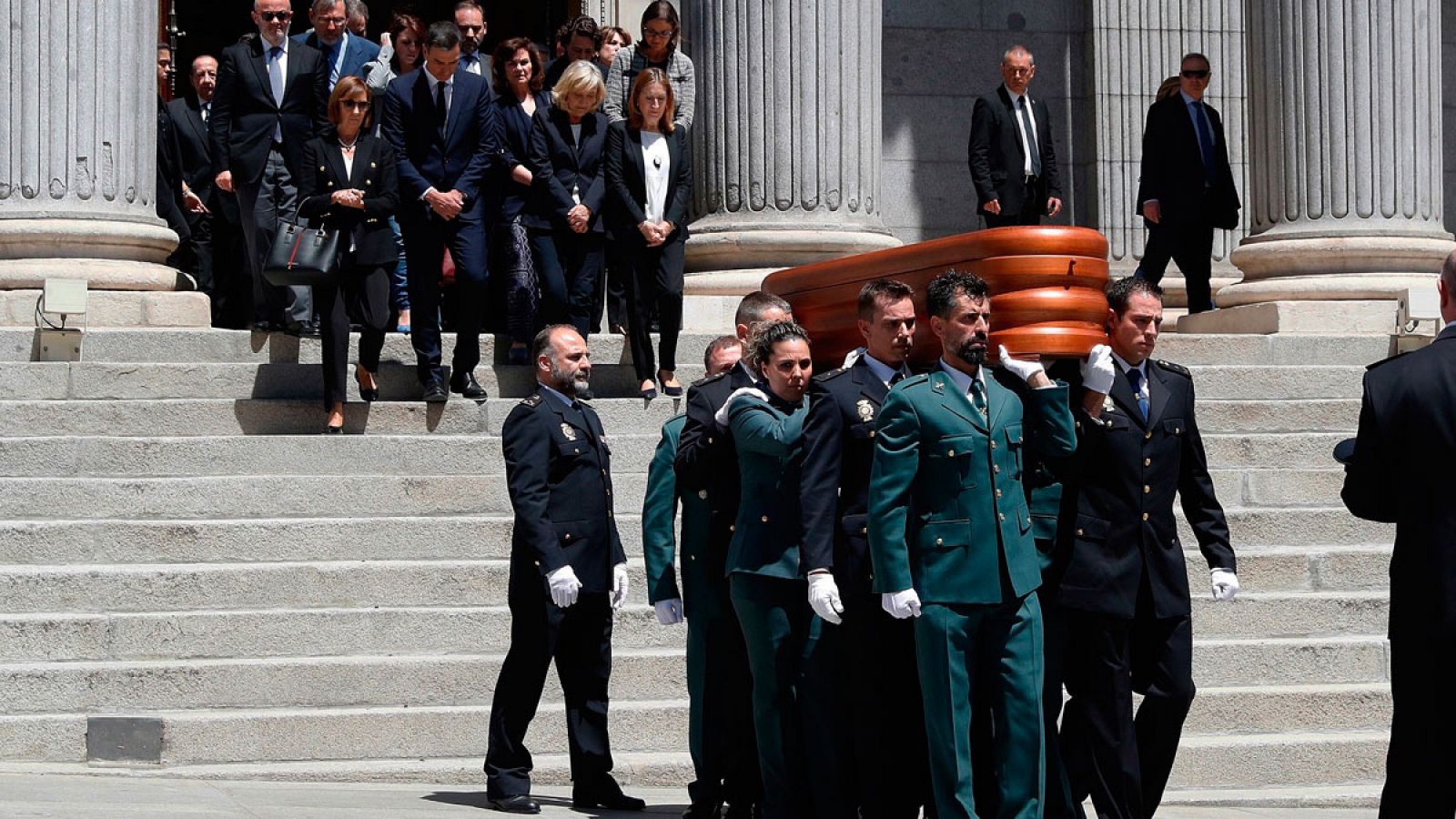 Policías y guardia civiles sacaron a hombros el féretro de Rubalcaba del Congreso de los Diputados