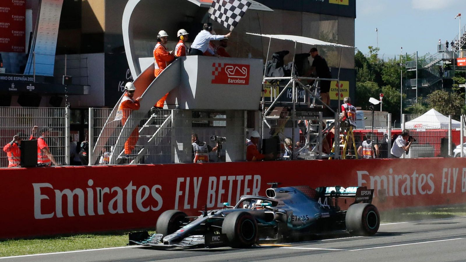 Lewis Hamilton cruza el primero la bandera a cuadros