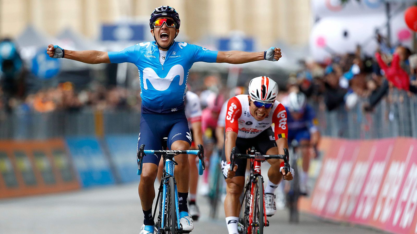 Carapaz consigue la victoria y Dumoulin pierde cuatro minutos