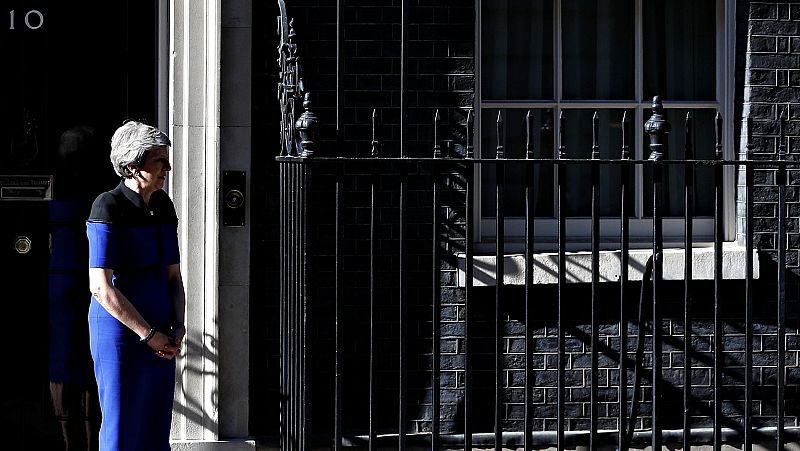 La primera ministra británica, Theresa May, a la puerta del 10 de Downing Street