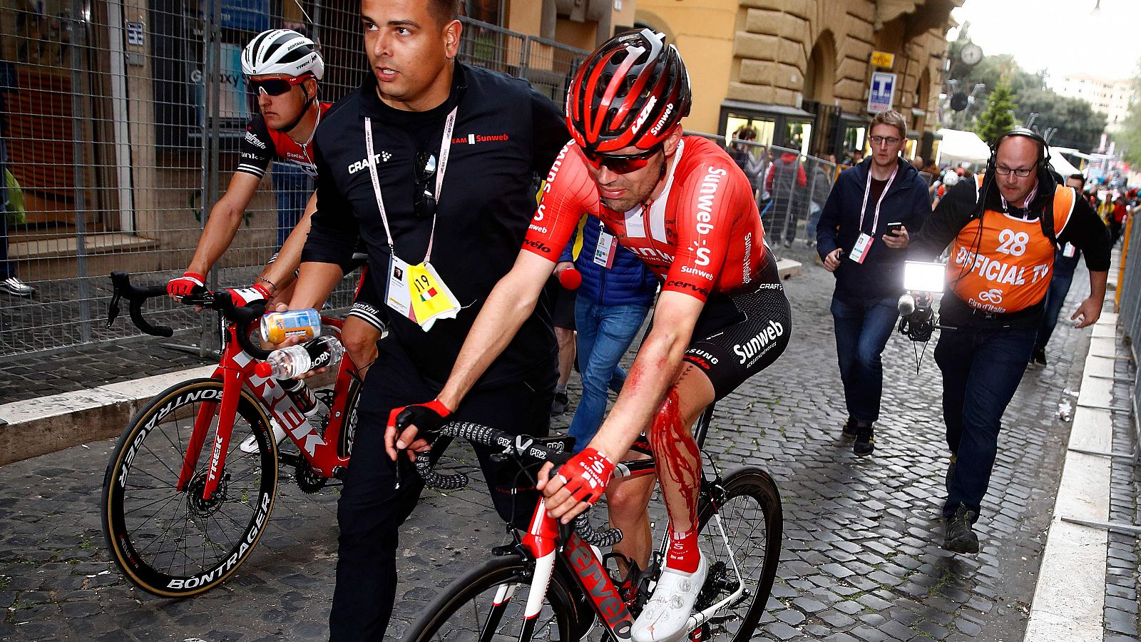 El ciclista holandés Tom Dumoulin, al término de la cuarta etapa del Giro con una herida en su pierna.