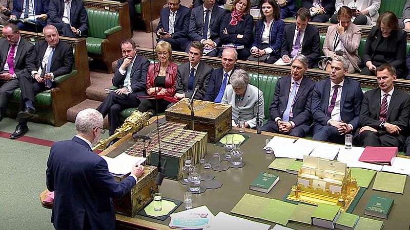 La primera ministra británica escucha al líder del Partido Laborista, Jeremy Corbyn